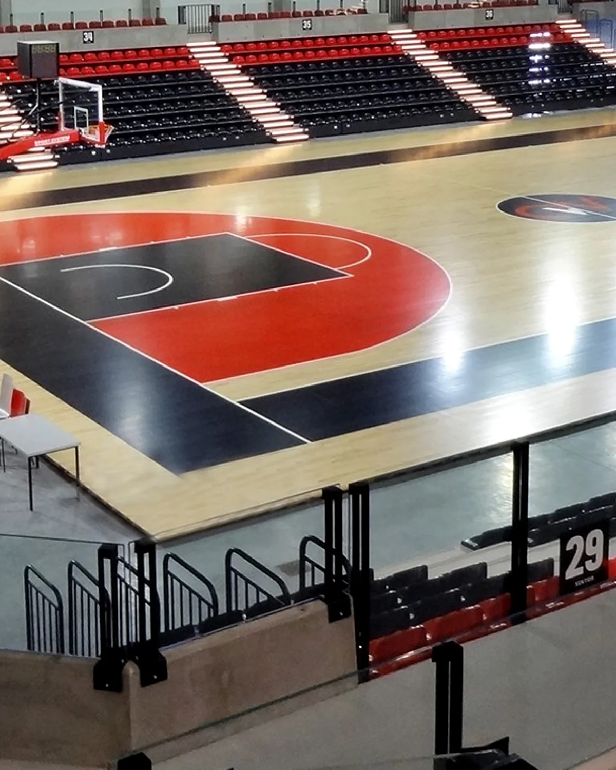Košarkaški teren sa parketom u sportskoj hali – Deco Floor