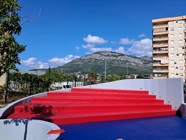 Amfiteatar i sportska podloga od livene gume, Bar