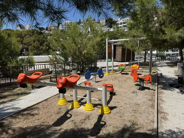 Mali park sa igralištem i mobilijarom, Ulcinj — Deco Fun